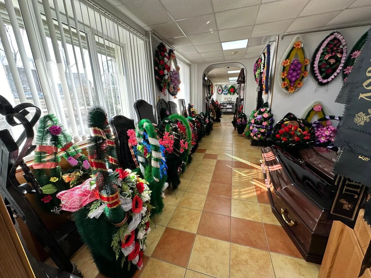 Интерьер бюро ритуальных услуг