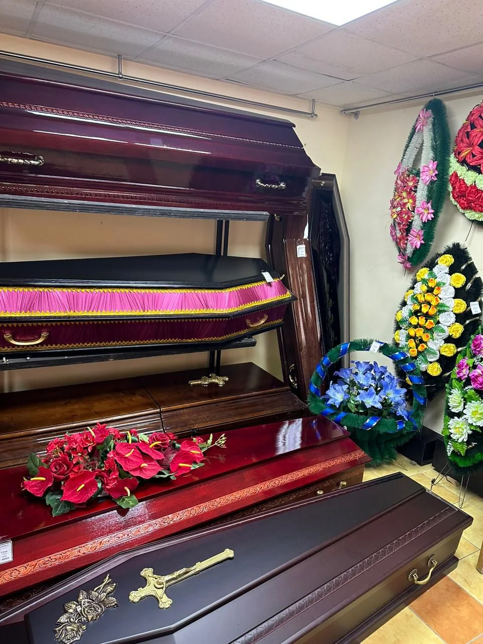 Ритуальные принадлежности и венки