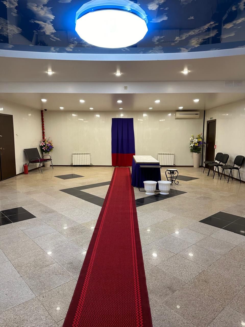 Прощальный зал с центральной дорожкой и церемониальным столом