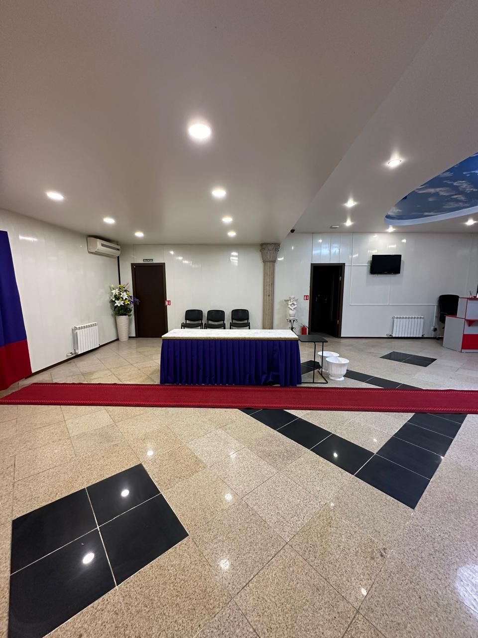 Прощальный зал, вид на церемониальный стол и места для посетителей