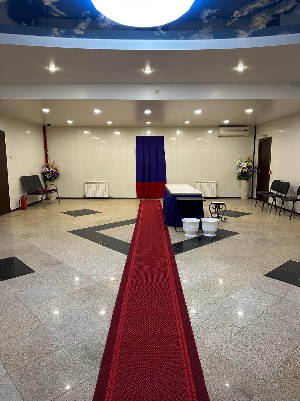 Прощальный зал, общий фронтальный вид