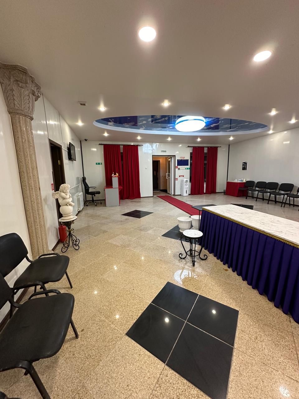 Прощальный зал с видом на дорожку, шторы и входную зону