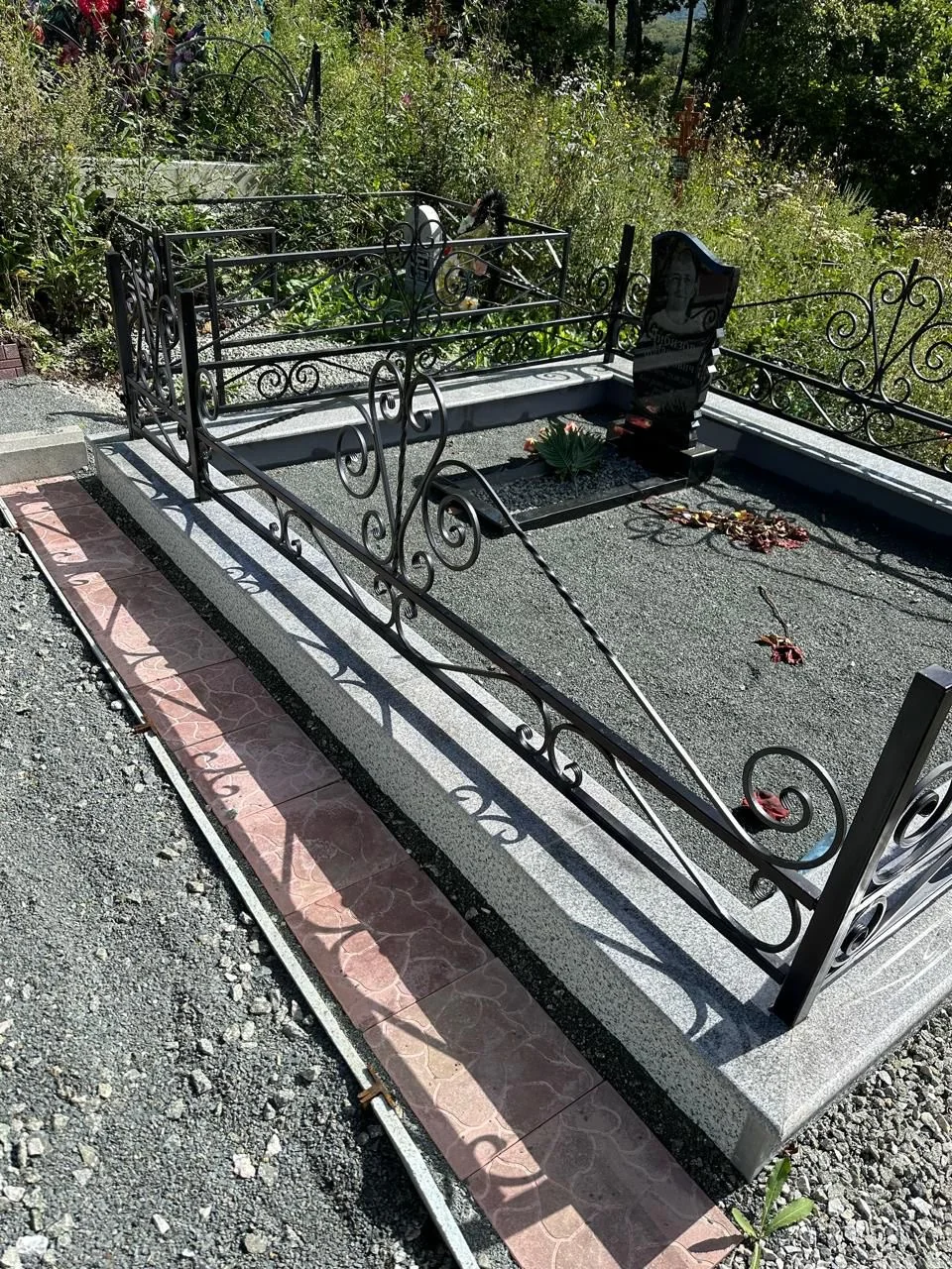 Пример установленной ограды на месте захоронения