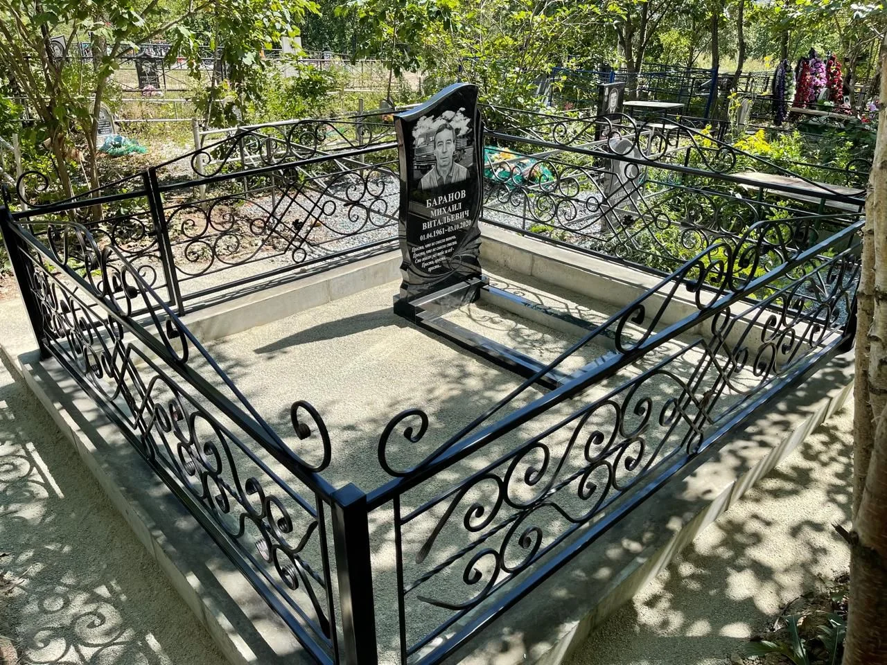 Пример благоустройства места захоронения с оградой