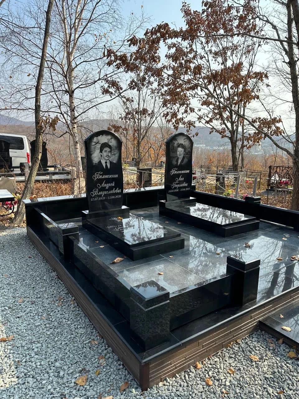 Мемориальный комплекс с памятниками