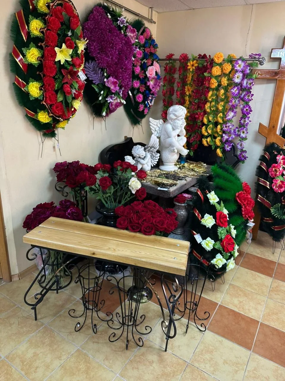 Траурная зона и цветочные композиции