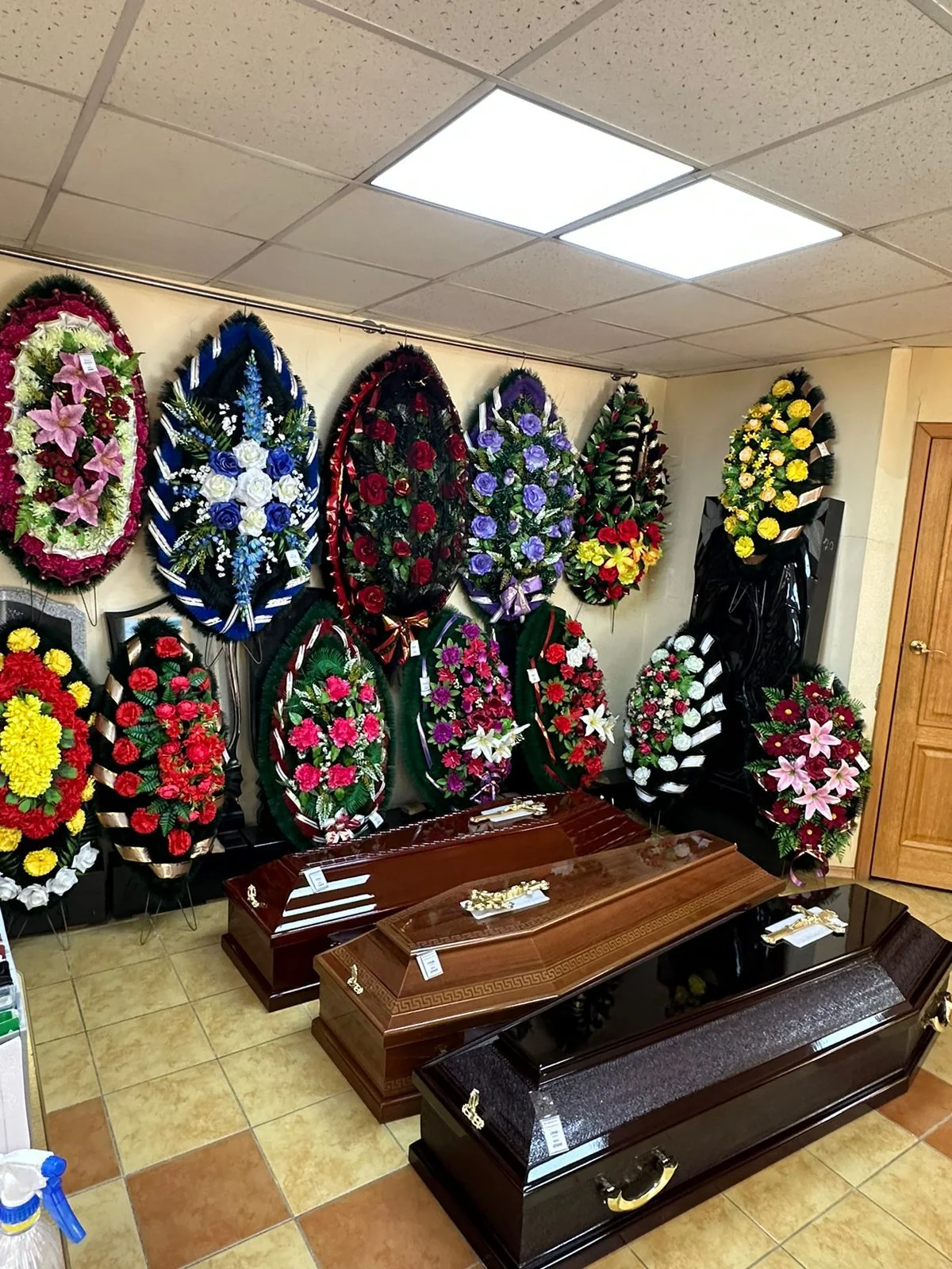 Венки и гробы в помещении бюро